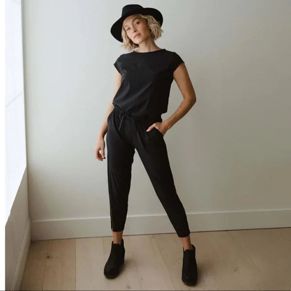 Albion Fit Jetset Jumpsuit Black‎ Short Sleeve Drawstring Waist Ankle Zip XS